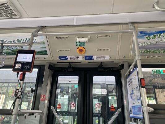Contador de pessoas de ônibus público ligando/desligando sistema de estatísticas de fluxo de ônibus